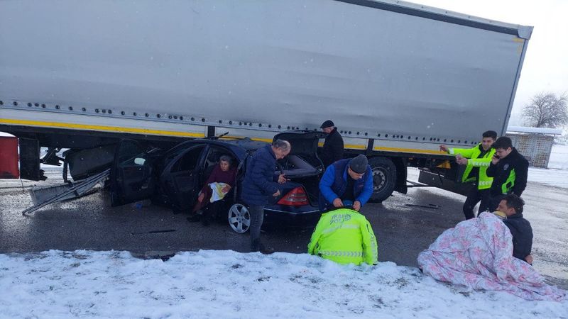 Samsun'da polis, kazada yaralananları montuyla ısıttı