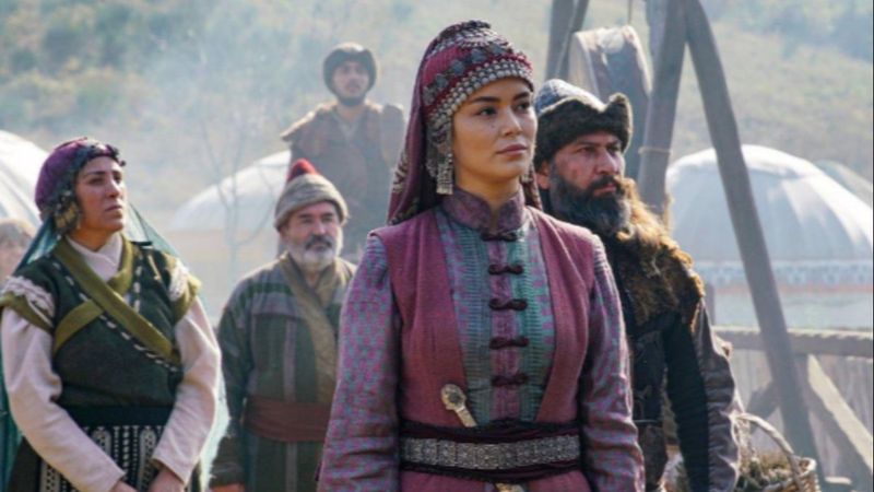 Osman Bey'in yengesi Savcı'nın eşi Lena derin göğüs dekoltesiyle esti geçti! Gören sütyenini sordu...