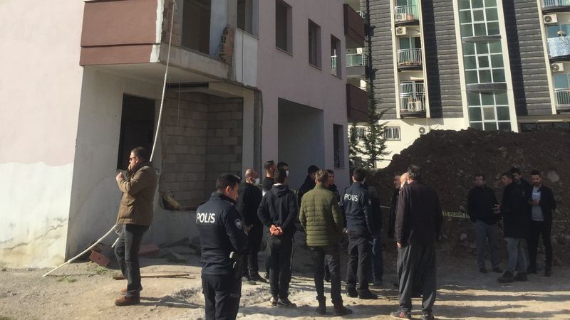 Adana'daki hırsız bekçiden kaçarken inşaattan düştü