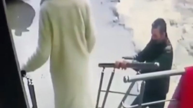 Ümraniye'de bina sakinlerinin gözü önünde hırsızlık anı