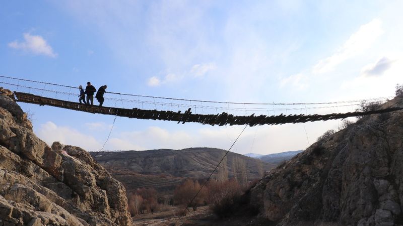 Malatya'daki yarım asırlık tahta köprüden sadece bir aile geçiyor