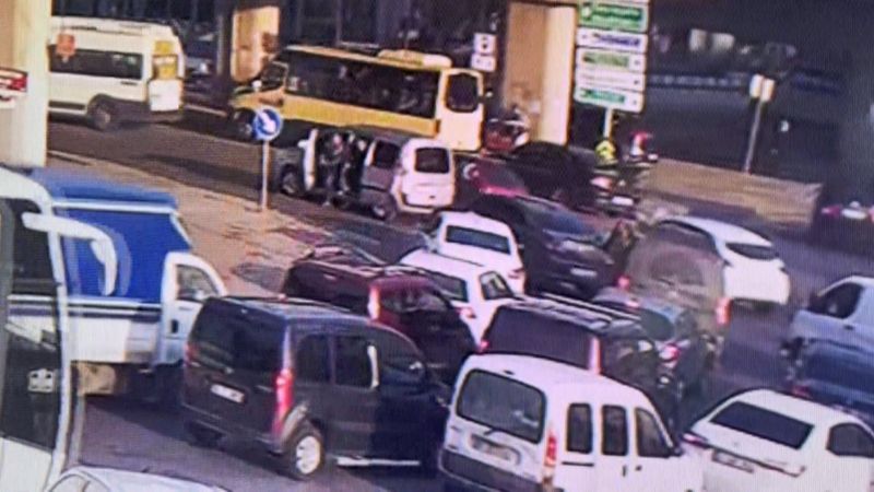 Başakşehir'de yol verme kavgasında aracını üzerlerine sürdü