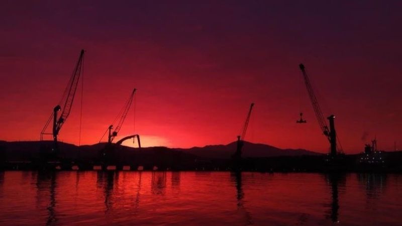 İzmir'de gün, kızıl başladı