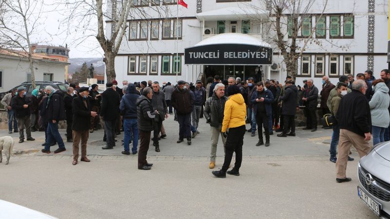 Tunceli'de köylülerden belediye önünde 'çevre' eylemi