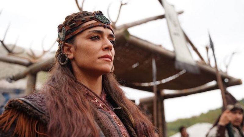 Destan’ın Çolpan Hatun’u İpek Karapınar’ın 9 yıllık aşkına bakın! Abayı fena yakmış...