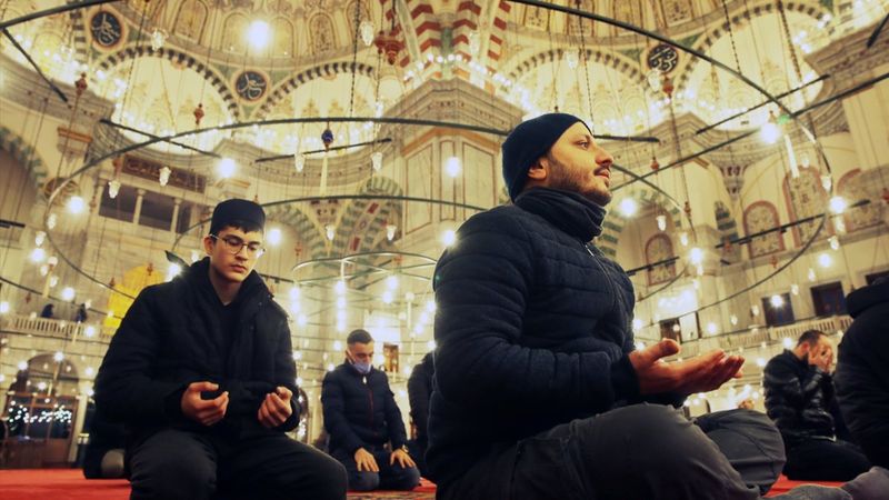 İstanbul'da Berat Kandili dualarla idrak edildi