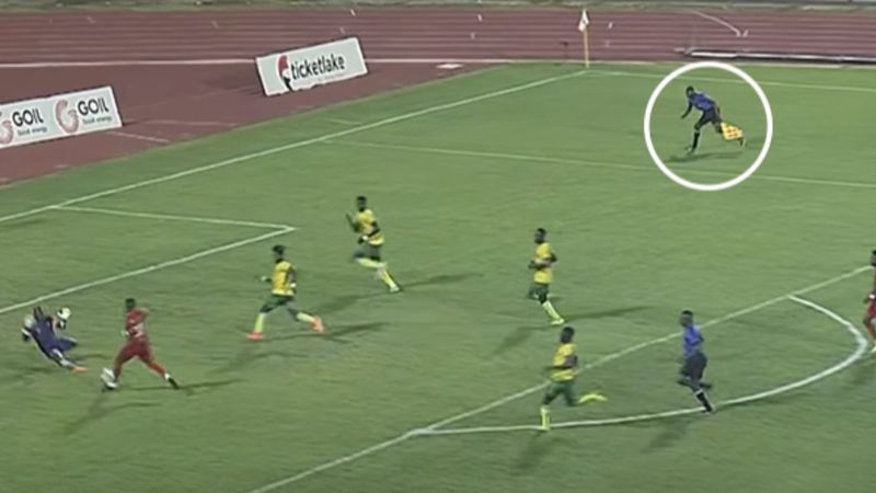 Gana Ligi'nde yardımcı hakem sahaya daldı