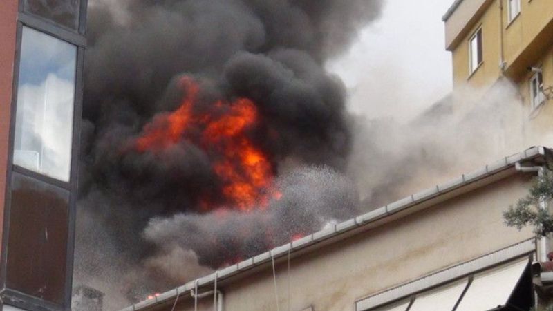 Şişli’de yangın, kar altında sokakta kaldılar