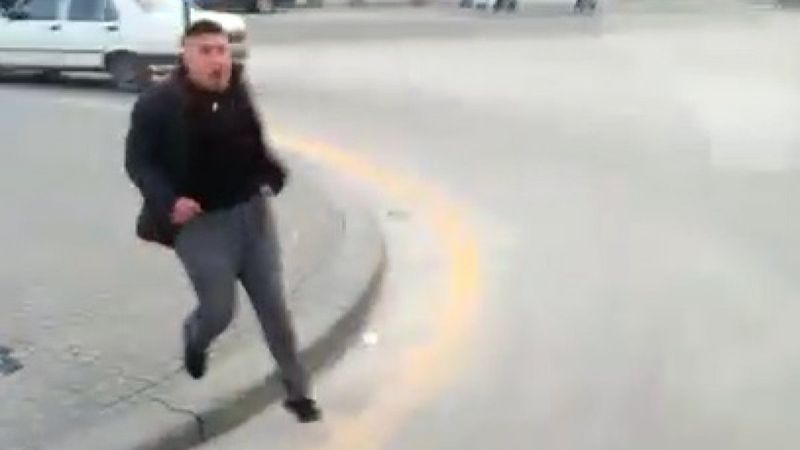 Ankara’da öğrencilerin içinde olduğu servisi yumrukladı