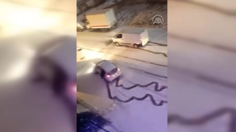 İstanbul'da karlı yolda sürücüler zor anlar yaşadı
