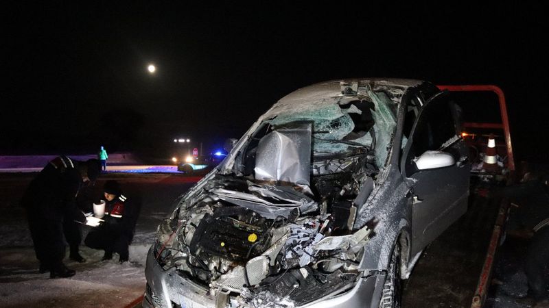 Kayseride bir araç kar küreme aracının bıçağına saplandı: 2 yaralı