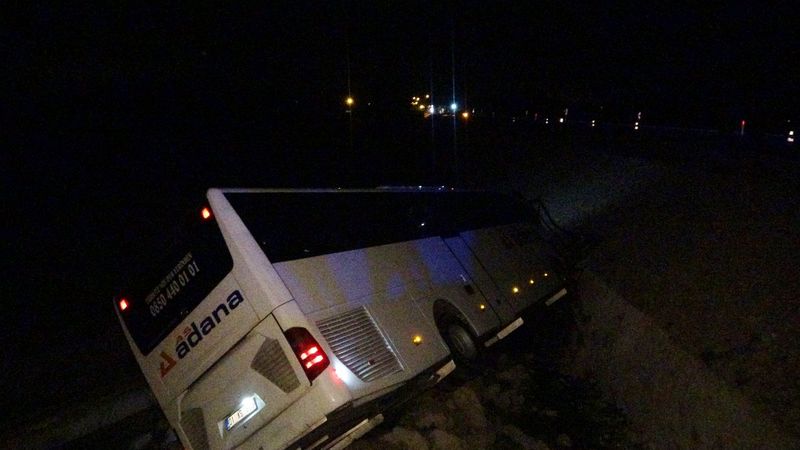 Adana'da yolcu otobüsü kaza yaptı: 4'ü ağır 23 yaralı