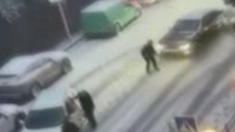 Beşiktaş'ta kayan otomobilin çarptığı kadın metrelerce savruldu