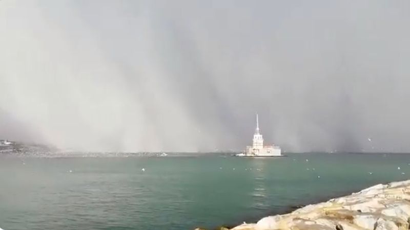 İstanbul'da karın Boğaz'dan geçişi görüntülendi