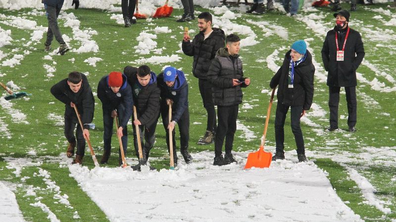 Rize'nin stadında taraftarlar da zemini temizledi
