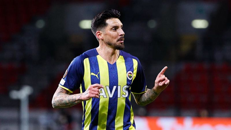Fenerbahçe'de Jose Sosa kendisini bitirdi