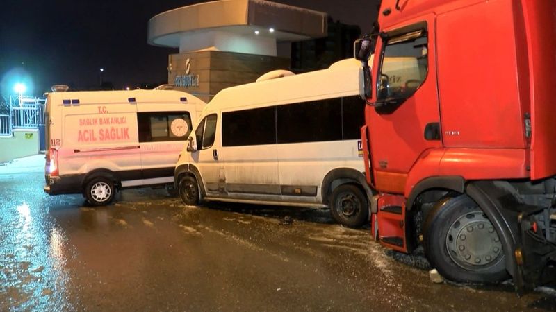 Kartal'da buzlanma nedeniyle kontrolden çıkan tır ambulans ve servis aracına çarptı