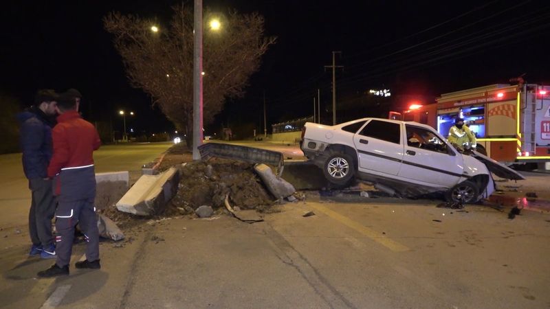 Kırıkkale'de kaza yapan sürücü, hurdaya dönen otomobilde sıkıştı