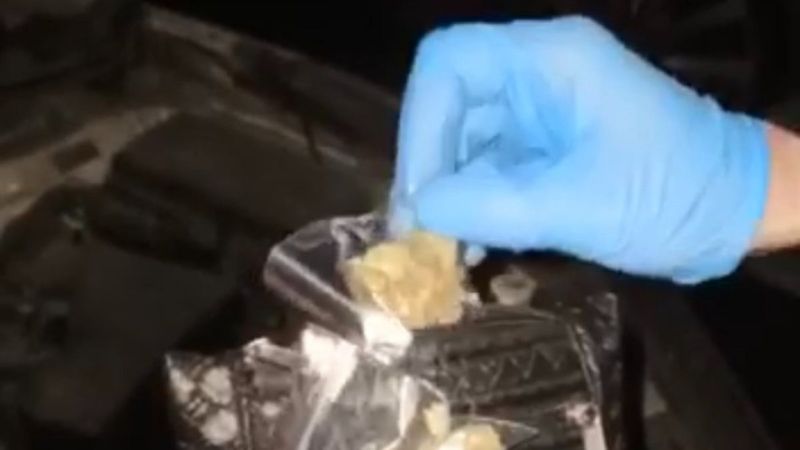 Beşiktaş polisi çakarlı aracın hava filtresine gizlenmiş esrar ele geçirdi