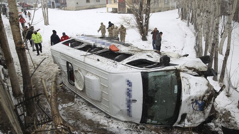 Van’da yolcu minibüsü devrildi: 14 yaralı
