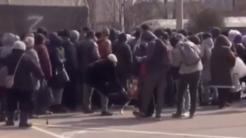 Rus ordusu Herson'da sivillere yardım dağıttı