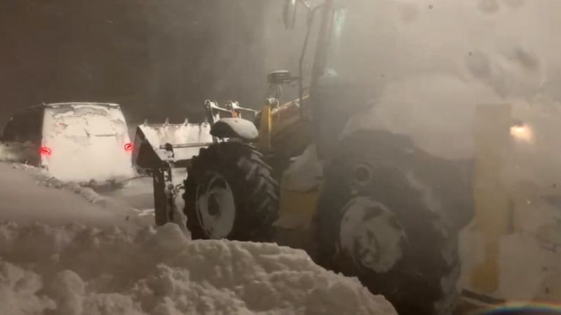 Kars’ta tipi nedeniyle çok sayıda araç mahsur kaldı