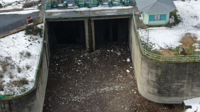 Alibeyköy Barajı'nda su seviyesi yükselince atılan çöpler ortaya çıktı