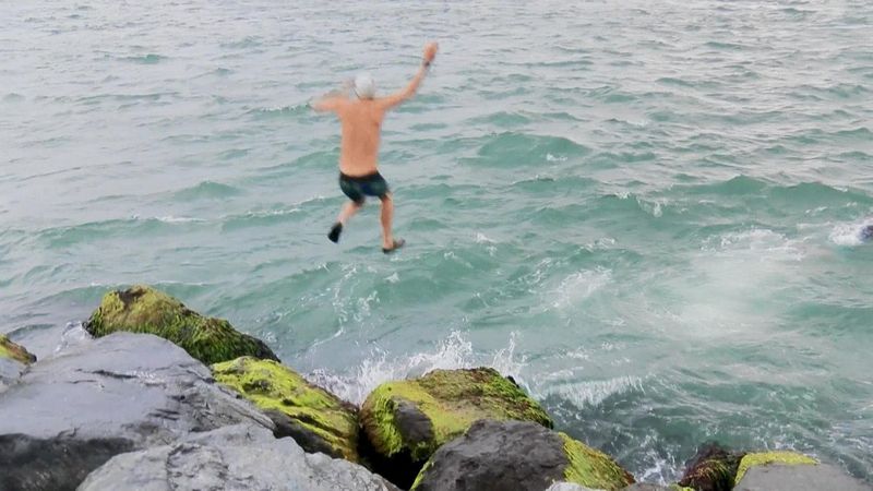 Sarayburnu Fatihleri, soğuk havada denize girdi