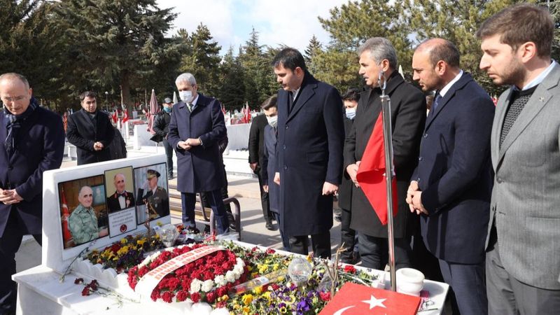 Murat Kurum'dan şehitlere ziyaret