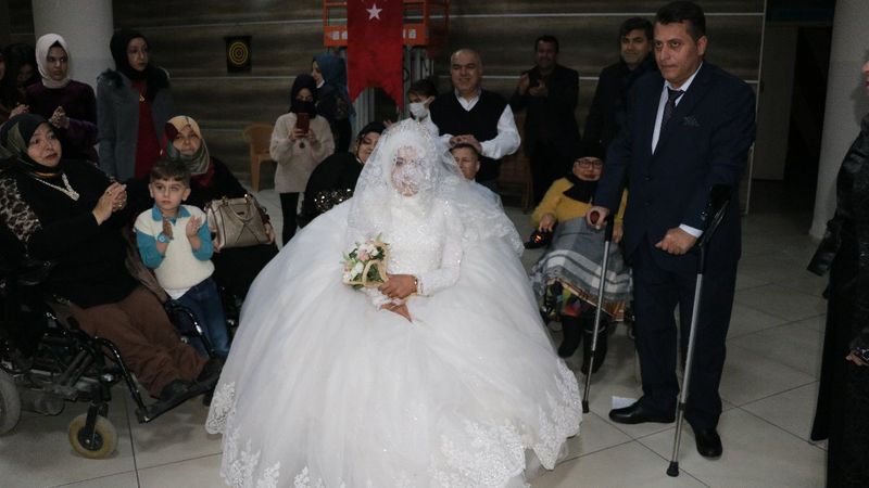 Kahramanmaraş'ta ortopedik engelli çift dünya evine girdi