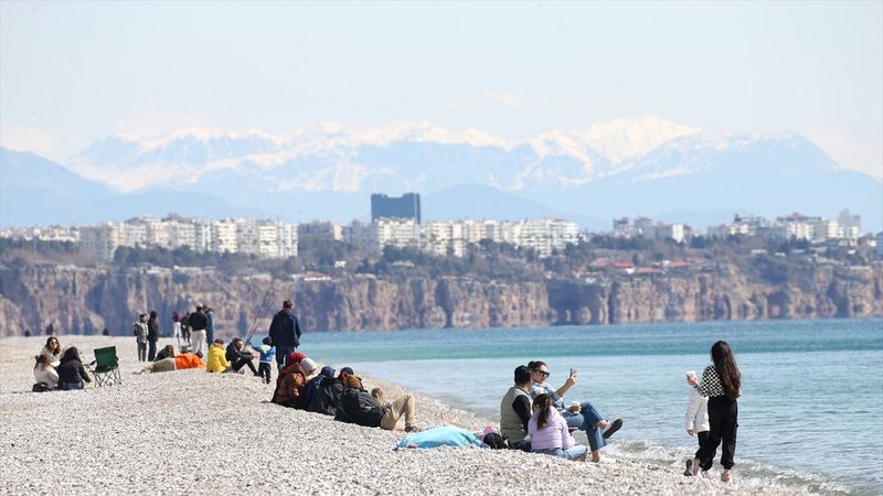 Antalyalılar, güneşin tadını Konyaaltı Sahili'nde çıkardı