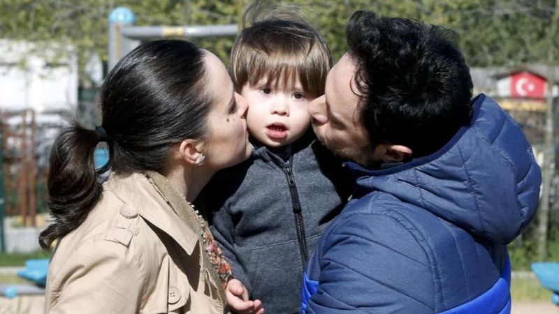 Şarkıcı Özgün ve Down sendromlu oğlu Ediz'in yürekleri ısıtan pozları