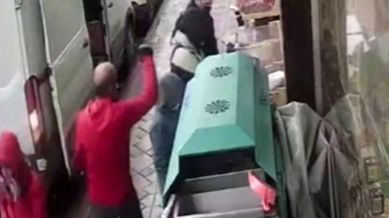 Eyüpsultan'da tanımadığı çocuğa yumrukla saldırdı