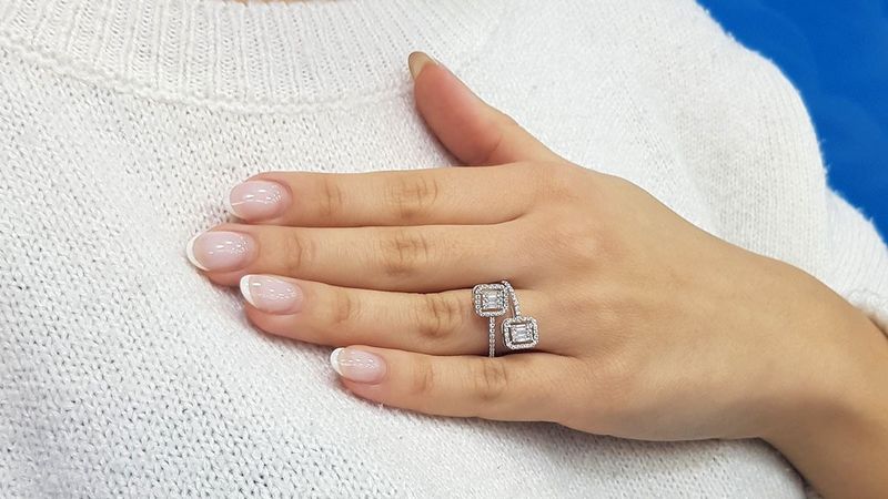 Göz kamaştıran baget yüzük modelleri Lova’da