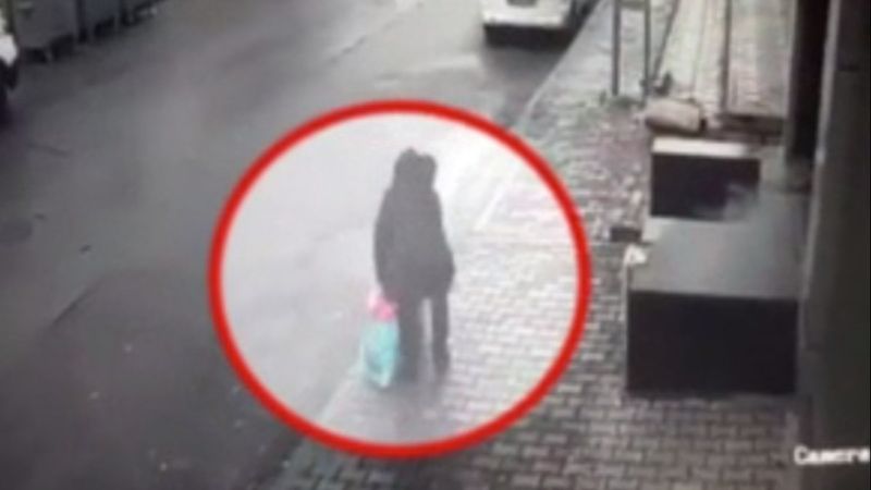 Başakşehir'de çocuğun yere düşürdüğü telefonu aldı