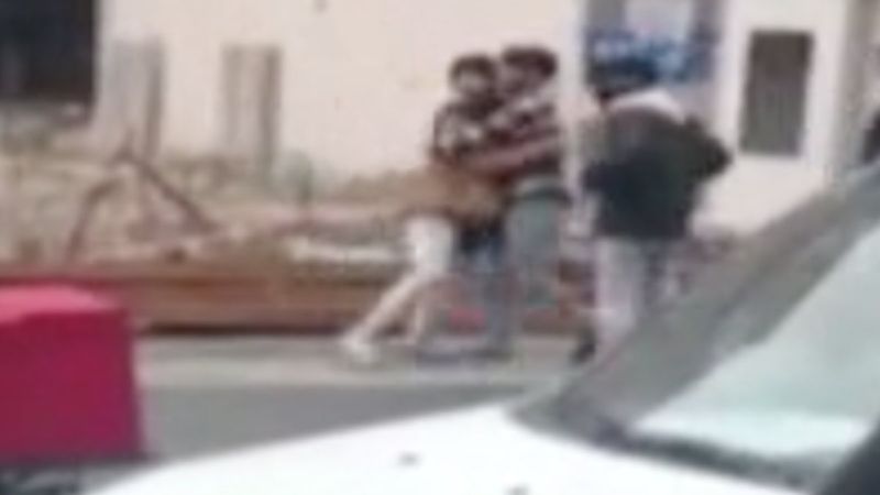 Arnavutköy'de cadde ortasında tekme tokat kavga