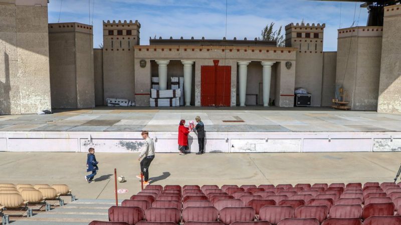 Savaştan kaçan dansçı çift, Aspendos Arena'nın kulisine yerleştirildi
