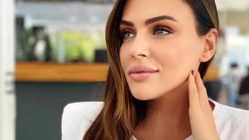 Buket Aydın'ın derin göğüs dekoltesine bakmaktan yüzüne sıra gelmedi! 'Nevrimiz döndü be'