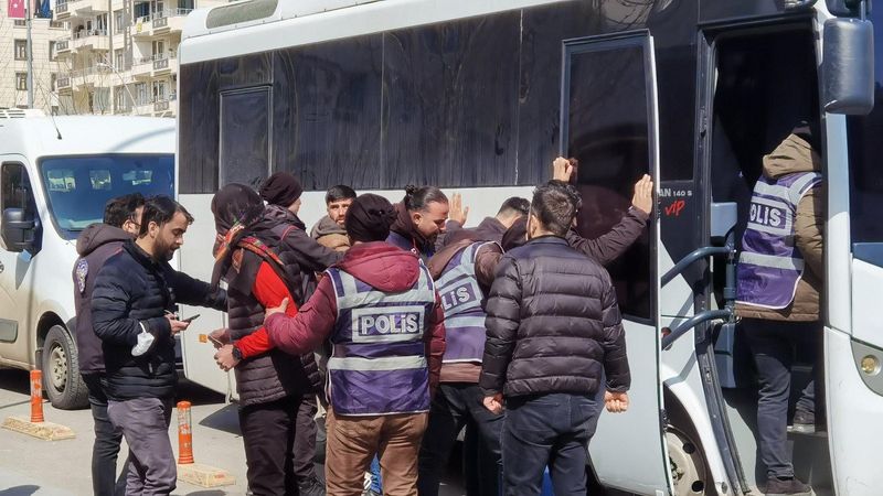 Diyarbakır'da HDP'nin Nevruz etkinliğinde PKK sloganı atanlar yakalandı