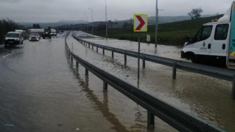Büyükçekmece'de İSKİ borusu patladı: Araçlar ilerleyemedi