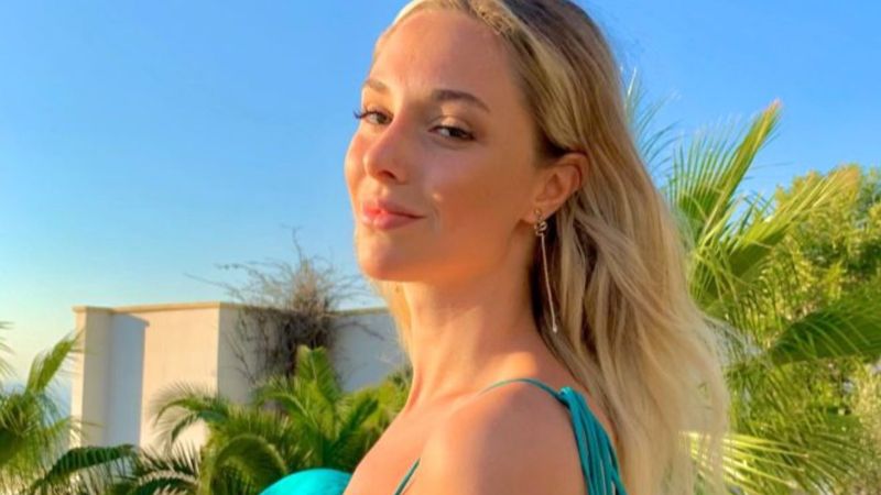 Enes Batur'un eski aşkı Ecenaz Üçer simli göğüs dekoltesiyle ortalığı salladı! Silikonlar göründü...