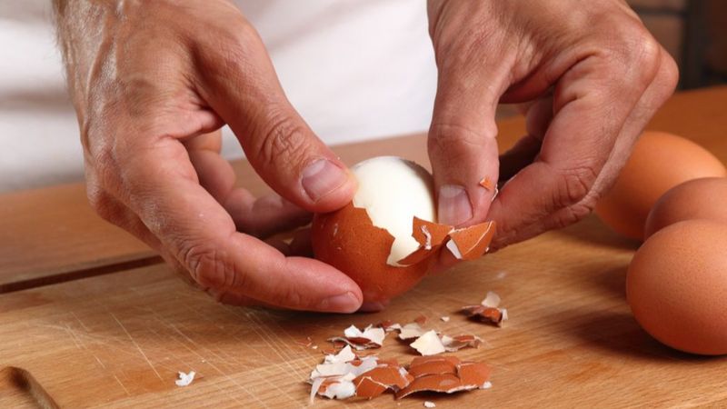 Çatlayan, dağılan, soyulmayan yumurtaya son! Haşlarken bunu yaparsanız çözülüyor...