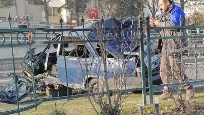 Malatya'da bariyere çarpan araçta, ehliyetsiz sürücü can verdi