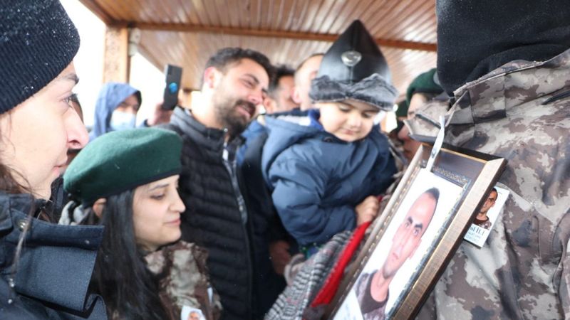 Şehit polis eşini, özel harekatçı kıyafetiyle uğurladı