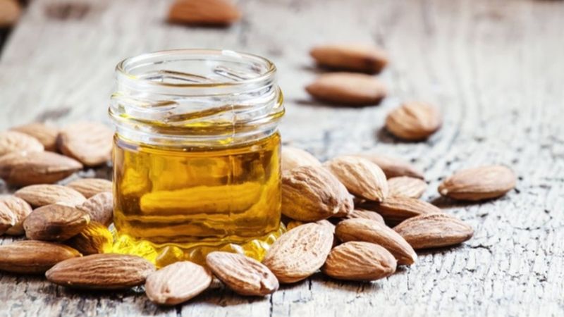 Sivilceleri geçiren acı badem yağının faydaları