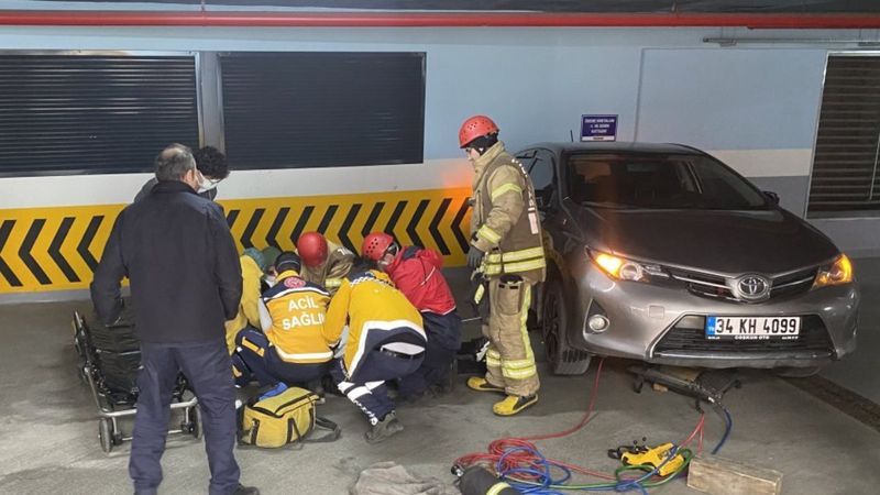 Ümraniye'de el frenini çekmeyen kadın aracının altında can verdi