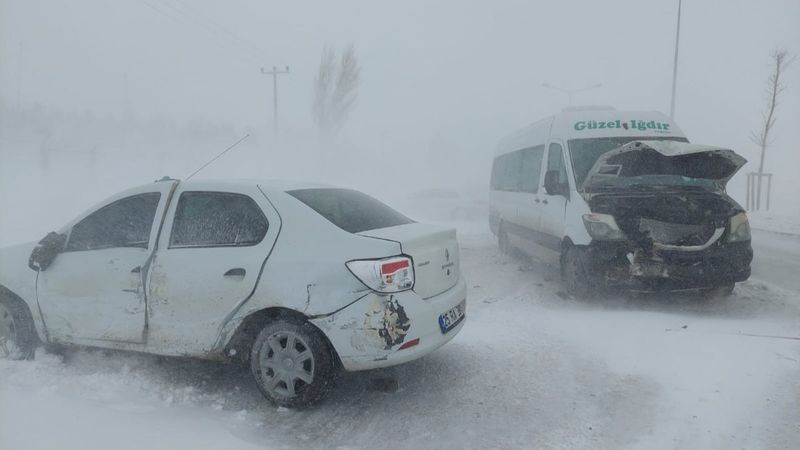 Erzurum'da zincirleme kaza: 5 araç birbirine girdi
