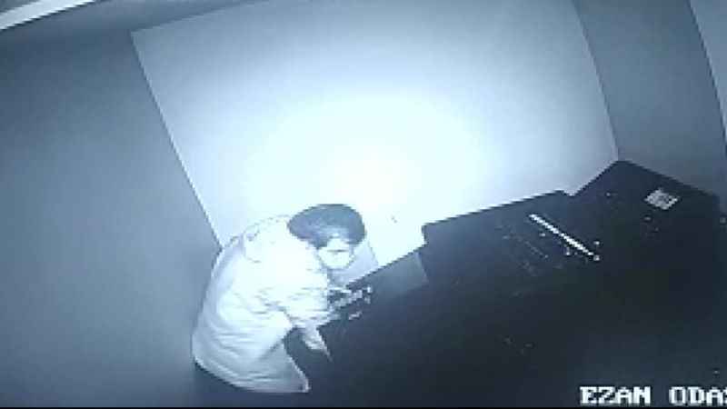 Üsküdar’da, camiden 100 bin TL’lik ses sistemini çalan hırsızlar kamerada