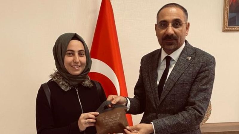 Ağrı'da minibüste düşürülen döviz ve altın sahibine ulaştırıldı