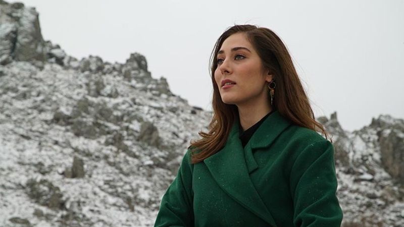 Gönül Dağı'nın Elif'i kalçasına kadar inen sırt dekoltesiyle nabız yükseltti! 'Doktor Kenan elini çabuk tut'